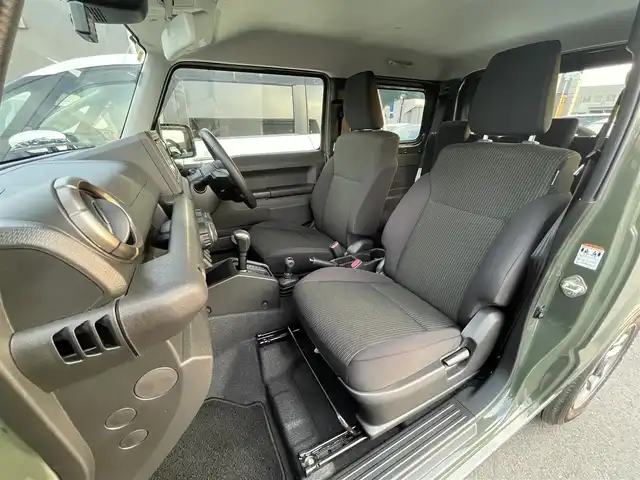 スズキ ジムニー XC 滋賀県 2023(令5)年 0.2万km ジャングルグリーン 社外ナビ/CD/DVD/Bluetooth/フルセグテレビ/バックカメラ/セーフティサポート/・デュアルセンサーブレーキサポート/・誤発進抑制機能/・車線逸脱警報機能/・ふらつき警報機能/・先行車発進お知らせ機能/・標識認識機能/アイドリングストップ/クルーズコントロール/LEDヘッドライト/オートライト/フォグランプ/シートヒーター/ドライブレコーダー