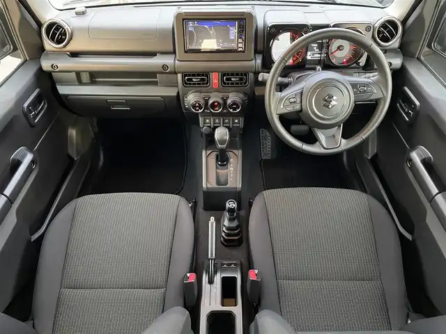 スズキ ジムニー XC 滋賀県 2023(令5)年 0.2万km ジャングルグリーン 社外ナビ/CD/DVD/Bluetooth/フルセグテレビ/バックカメラ/セーフティサポート/・デュアルセンサーブレーキサポート/・誤発進抑制機能/・車線逸脱警報機能/・ふらつき警報機能/・先行車発進お知らせ機能/・標識認識機能/アイドリングストップ/クルーズコントロール/LEDヘッドライト/オートライト/フォグランプ/シートヒーター/ドライブレコーダー