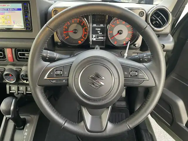 スズキ ジムニー XC 滋賀県 2023(令5)年 0.2万km ジャングルグリーン 社外ナビ/CD/DVD/Bluetooth/フルセグテレビ/バックカメラ/セーフティサポート/・デュアルセンサーブレーキサポート/・誤発進抑制機能/・車線逸脱警報機能/・ふらつき警報機能/・先行車発進お知らせ機能/・標識認識機能/アイドリングストップ/クルーズコントロール/LEDヘッドライト/オートライト/フォグランプ/シートヒーター/ドライブレコーダー