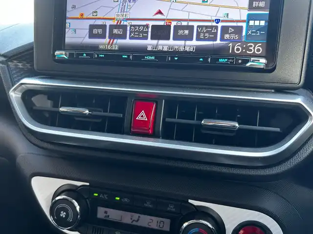 トヨタ ライズ G 富山県 2021(令3)年 1.1万km シャイニングホワイトパール 4WD/社外メモリーナビ/(CD/DVD/Bluetooth/フルセグ)/バックカメラ/スマートアシスト/アイドリングストップ/シートヒーター/コーナーセンサー/オートライト/Bluetooth/ビルトインETC/プッシュスタート/ドアバイザー/車線逸脱警報機能/車線逸脱抑制制御機能/トラクションコントロール