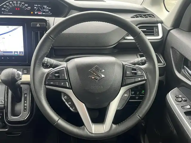 スズキ ソリオ HV MZ 岩手県 2023(令5)年 3.4万km スーパーブラックパール 純正メモリーナビ/AM/FM/CD/DVD/Bluetooth/フルセグTV/全方位カメラ/ドライブレコーダー/レーダークルーズコントロール/衝突被害軽減ブレーキ/レーンキープアシスト/横滑り防止装置/アイドリングストップ/シートヒーター/オートライト/LEDヘッドライト/スマートキー/プッシュスタート/電動格納ミラー/社外14インチAW/純正AWノーマルタイヤ車載/純正フロアマット/純正ドアバイザー