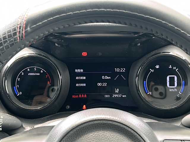 トヨタ ヤリス Z 愛知県 2023(令5)年 3万km シルバーメタリック 純正フルエアロ/ミラー一体型ドラレコ/ETC2.0/FUJITSUBO RIVID マフラー /純正ルーフスポイラー/クルーズコントロール/メーカー純正ナビ/バックカメラ/Ｂｌｕｅｔｏｏｔｈ/ＭｉｒａＣａｓｔ/ＬＫＡ/シートヒーター/ステアヒーターETC2.0/全席レザー調シートカバー/LKA