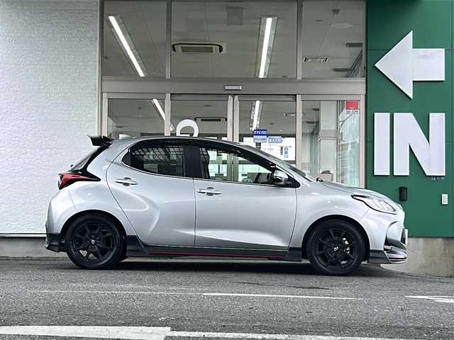 トヨタ ヤリス Z 愛知県 2023(令5)年 3万km シルバーメタリック 純正フルエアロ/ミラー一体型ドラレコ/ETC2.0/FUJITSUBO RIVID マフラー /純正ルーフスポイラー/クルーズコントロール/メーカー純正ナビ/バックカメラ/Ｂｌｕｅｔｏｏｔｈ/ＭｉｒａＣａｓｔ/ＬＫＡ/シートヒーター/ステアヒーターETC2.0/全席レザー調シートカバー/LKA