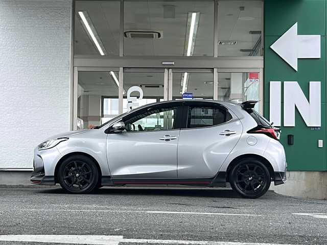 トヨタ ヤリス Z 愛知県 2023(令5)年 3万km シルバーメタリック 純正フルエアロ/ミラー一体型ドラレコ/ETC2.0/FUJITSUBO RIVID マフラー /純正ルーフスポイラー/クルーズコントロール/メーカー純正ナビ/バックカメラ/Ｂｌｕｅｔｏｏｔｈ/ＭｉｒａＣａｓｔ/ＬＫＡ/シートヒーター/ステアヒーターETC2.0/全席レザー調シートカバー/LKA