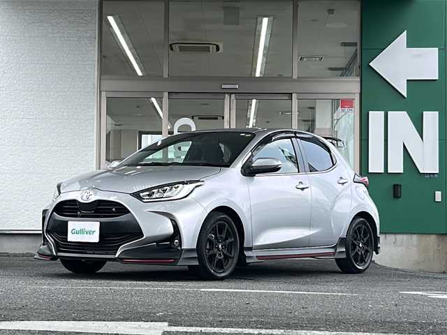 トヨタ ヤリス Z 愛知県 2023(令5)年 3万km シルバーメタリック 純正フルエアロ/ミラー一体型ドラレコ/ETC2.0/FUJITSUBO RIVID マフラー /純正ルーフスポイラー/クルーズコントロール/メーカー純正ナビ/バックカメラ/Ｂｌｕｅｔｏｏｔｈ/ＭｉｒａＣａｓｔ/ＬＫＡ/シートヒーター/ステアヒーターETC2.0/全席レザー調シートカバー/LKA