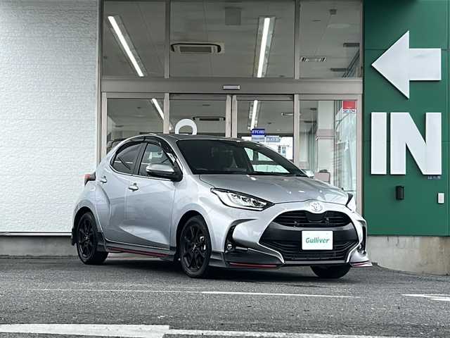 トヨタ ヤリス Z 愛知県 2023(令5)年 3万km シルバーメタリック 純正フルエアロ/ミラー一体型ドラレコ/ETC2.0/FUJITSUBO RIVID マフラー /純正ルーフスポイラー/クルーズコントロール/メーカー純正ナビ/バックカメラ/Ｂｌｕｅｔｏｏｔｈ/ＭｉｒａＣａｓｔ/ＬＫＡ/シートヒーター/ステアヒーターETC2.0/全席レザー調シートカバー/LKA