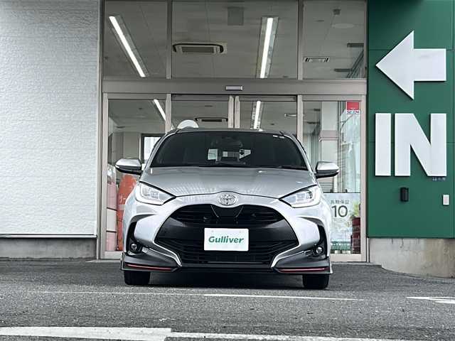 トヨタ ヤリス Z 愛知県 2023(令5)年 3万km シルバーメタリック 純正フルエアロ/ミラー一体型ドラレコ/ETC2.0/FUJITSUBO RIVID マフラー /純正ルーフスポイラー/クルーズコントロール/メーカー純正ナビ/バックカメラ/Ｂｌｕｅｔｏｏｔｈ/ＭｉｒａＣａｓｔ/ＬＫＡ/シートヒーター/ステアヒーターETC2.0/全席レザー調シートカバー/LKA