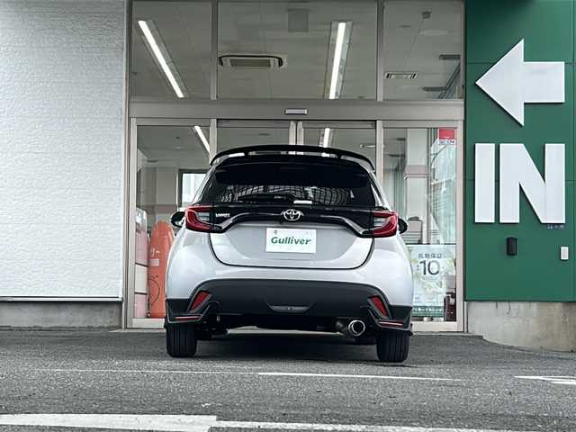 トヨタ ヤリス Z 愛知県 2023(令5)年 3万km シルバーメタリック 純正フルエアロ/ミラー一体型ドラレコ/ETC2.0/FUJITSUBO RIVID マフラー /純正ルーフスポイラー/クルーズコントロール/メーカー純正ナビ/バックカメラ/Ｂｌｕｅｔｏｏｔｈ/ＭｉｒａＣａｓｔ/ＬＫＡ/シートヒーター/ステアヒーターETC2.0/全席レザー調シートカバー/LKA