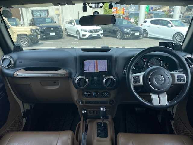 クライスラー・ジープ ジープ ラングラー アンリミテッド トレイルED 三重県 2011(平23)年 10.7万km ベージュ 50台限定車/専用ボディ色サハラタンクリアコートPFD/リザードエンボス入ブラウンレザーシート/ボディ同色ハードトップ/ボディ同色オーバーフェンダー/285/70R17インチ社外AW/社外フロントバンパー/社外リアバンパー/社外サイドステップ/社外ナビ/フルセグTV/【CD/DVD/SD/MSV/Bluetooth】/バックカメラ/ドライブレコーダー/リモコンキー/スペアキー/純正フロアマット