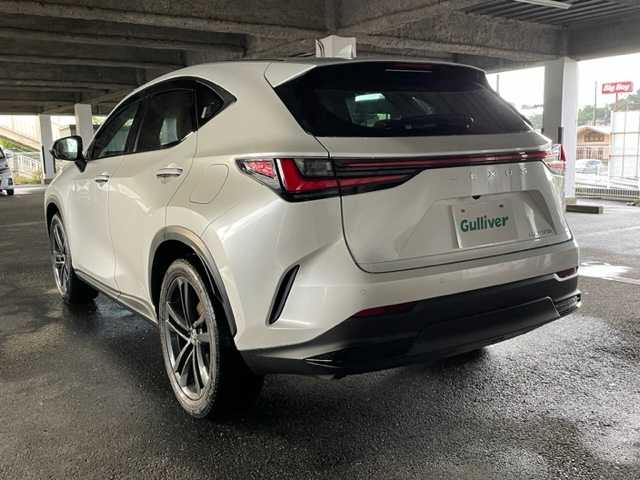 レクサス ＮＸ 350h バージョンL 茨城県 2023(令5)年 2万km ソニッククォーツ 純正ナビ　/-BT/AM/FM/TV/SD/レーダークルーズコントロール　/全方位カメラ　/ＥＴＣ2.0　/パーキングアシスト　/デジタルインナーミラー　/サンルーフ/レザーシート　/D席N席シートヒーター　/D席N席シートエアコン　/D席N席パワーシート　/ＬＥＤライト　/コーナーセンサー前後/アイドリングストップ/オートライト/オートマチックハイビーム/レーンキープアシスト/電動リアゲート