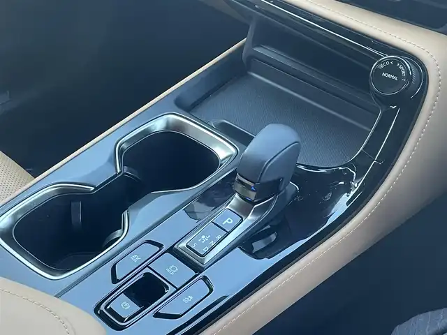 レクサス ＮＸ 350h バージョンL 佐賀県 2023(令5)年 2万km ソニッククォーツ サンルーフ/デジタルインナーミラー/レクサスセーフティシステム＋/・プリクラッシュセーフティ/・レーンキープアシスト/・レーダークルーズコントロール/・オートマチックハイビーム/クリアランスソナー/ブラインドスポットモニター/パーキングアシスト/パーキングサポートブレーキ/プロアクティブドライビングアシスト/純正ディスプレイ/・コネクトナビ/・パノラミックビューモニター/・フルセグTV/BT/純正前後ドラレコ/LEDヘッドライト/フォグランプ/ETC2.0/純正20インチAW/茶革シート/パワーシート/シートメモリ/シートヒーター/シートベンチレーション/パワーバックドア/革巻きステアリング/パドルシフト/ステアリングヒーター/電動パーキングスイッチ/ブレーキホールド/ヘッドアップディスプレイ/後席100V電源/トノカバー/ラゲッジマット/スペアキー×１/カードキー×1/取扱説明/保証書