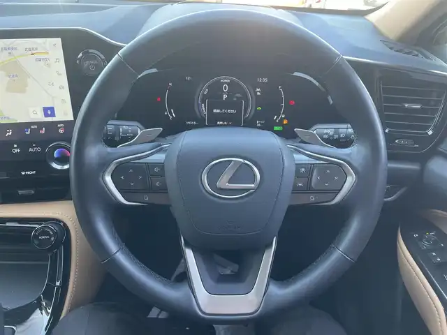 レクサス ＮＸ 350h バージョンL 佐賀県 2023(令5)年 2万km ソニッククォーツ サンルーフ/デジタルインナーミラー/レクサスセーフティシステム＋/・プリクラッシュセーフティ/・レーンキープアシスト/・レーダークルーズコントロール/・オートマチックハイビーム/クリアランスソナー/ブラインドスポットモニター/パーキングアシスト/パーキングサポートブレーキ/プロアクティブドライビングアシスト/純正ディスプレイ/・コネクトナビ/・パノラミックビューモニター/・フルセグTV/BT/純正前後ドラレコ/LEDヘッドライト/フォグランプ/ETC2.0/純正20インチAW/茶革シート/パワーシート/シートメモリ/シートヒーター/シートベンチレーション/パワーバックドア/革巻きステアリング/パドルシフト/ステアリングヒーター/電動パーキングスイッチ/ブレーキホールド/ヘッドアップディスプレイ/後席100V電源/トノカバー/ラゲッジマット/スペアキー×１/カードキー×1/取扱説明/保証書