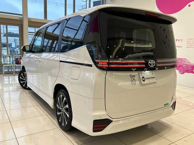 トヨタ ヴォクシー S－Z 埼玉県 2024(令6)年 0.8万km ホワイトパールクリスタルシャイン トヨタセーフティーセンス /快適利便パッケージHigh /純正ディスプレイオーディオ/　　ナビ機能有/CD/DVD/BT/ フルセグ/バック/フロント/サイドカメラ /両側パワースライドドア /パワーバックドア /レーダークルーズコントロール /LEDオートライト/ハーフレザーシート/シートヒーター/純正17インチアルミホイール/ステアリングヒーター/ステアリングスイッチ/純正ETC2.0/禁煙車