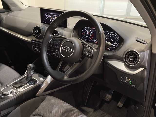 アウディ Ｑ２ 30TFSIスポーツ 新潟県 2020(令2)年 2.4万km ミトスブラックメタリック コンビニエンスパッケージ/・アドバンストキーシステム/・アウディパーキングシステム/LEDライトパッケージ/・LEDヘッドライト/・ライティングパッケージ/セーフティパッケージ/・サイドアシスト/・アクティブレーンアシスト/・トラフィックジャムアシスト/・ハイビームアシスト/ベーシックパッケージ/・デラックスオートマチックエアコンディショナー/・レイン/ライトセンサー/・アウディプレセンスフロント/アダプティブクルーズコントロール/純正HDDナビ/・TV/FM/AM/Bluetooth/バックカメラ/シートヒーター/ＥＴＣ2.0