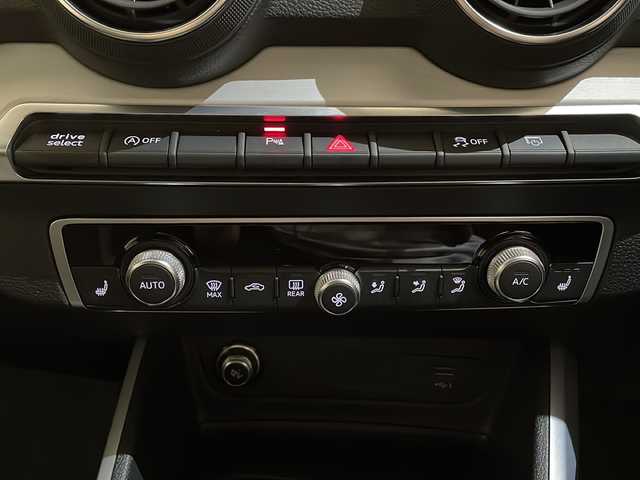 アウディ Ｑ２ 30TFSIスポーツ 新潟県 2020(令2)年 2.4万km ミトスブラックメタリック コンビニエンスパッケージ/・アドバンストキーシステム/・アウディパーキングシステム/LEDライトパッケージ/・LEDヘッドライト/・ライティングパッケージ/セーフティパッケージ/・サイドアシスト/・アクティブレーンアシスト/・トラフィックジャムアシスト/・ハイビームアシスト/ベーシックパッケージ/・デラックスオートマチックエアコンディショナー/・レイン/ライトセンサー/・アウディプレセンスフロント/アダプティブクルーズコントロール/純正HDDナビ/・TV/FM/AM/Bluetooth/バックカメラ/シートヒーター/ＥＴＣ2.0