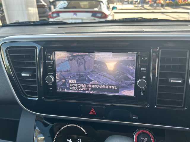 日産 デイズ ルークス ハイウェイスター Gターボ 東京都 2017(平29)年 2.7万km スパークリングレッド/ブラック 純正ナビ（MM317D-W）/・Bluetooth/TV/CD/DVD/SD/クルーズコントロール/横滑り防止装置/盗難防止装置/オートライト/ハイビームアシスト/衝突被害軽減システム/コーナーセンサー/ドライブレコーダー/15インチ純正アルミホイール/アラウンドビューモニター/プッシュスタート/アイドリングストップ/パワースライドドア/後席用サーキュレーター/後席サンシェード/オプションカラー：スパークリングレッド（Ｍ）／ブラック（Ｐ）２トーン/スペアキー1本/ETC