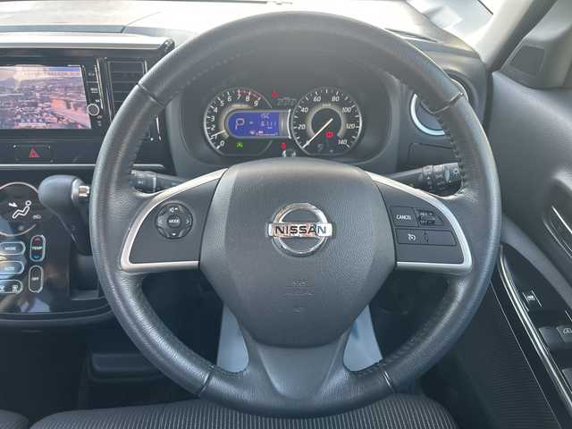 日産 デイズ ルークス ハイウェイスター Gターボ 東京都 2017(平29)年 2.7万km スパークリングレッド/ブラック 純正ナビ（MM317D-W）/・Bluetooth/TV/CD/DVD/SD/クルーズコントロール/横滑り防止装置/盗難防止装置/オートライト/ハイビームアシスト/衝突被害軽減システム/コーナーセンサー/ドライブレコーダー/15インチ純正アルミホイール/アラウンドビューモニター/プッシュスタート/アイドリングストップ/パワースライドドア/後席用サーキュレーター/後席サンシェード/オプションカラー：スパークリングレッド（Ｍ）／ブラック（Ｐ）２トーン/スペアキー1本/ETC