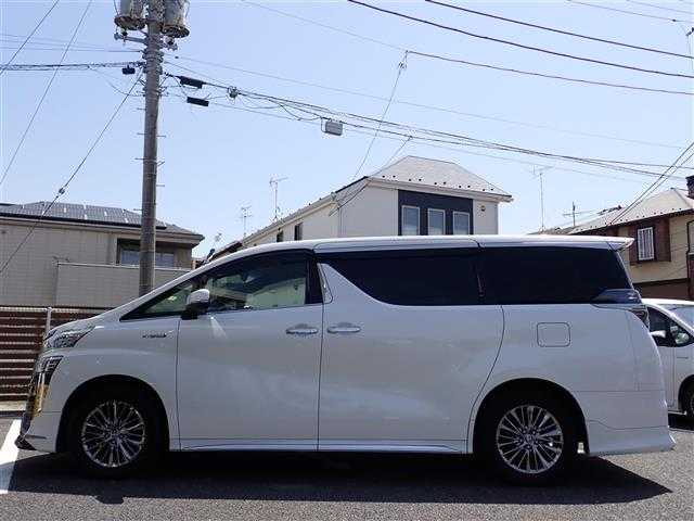 トヨタ ヴェルファイア ハイブリット エグゼクティブ ラウンジ Z 千葉県 2019(令1)年 5.1万km ホワイトパールクリスタルシャイン サンルーフ/モデリスタエアロ（F/S/R）/メーカーナビゲーション/・Bluetooth/CD/DVD/AM/FM/フルセグTV/パノラミックビューモニター/デジタルインナーミラー/ブラインドスポットモニター/JBLサウンドシステム/純正フリップダウンモニター/360度ドライブレコーダー/2.0ETCビルトインタイプ/Toyota Safety Sense/・プリクラッシュセーフティ/・レーントレーシングアシスト/・アダプティブハイビームシステム/・オートマチックハイビーム/・ロードサインアシスト/・レーダークルーズコントロール/・先行車発進告知機能/ステアリングヒーター/ステアリングスイッチ/黒レザーシート/パワーシート/シートヒーター/エアシート/パワーバックドア/LEDヘッドライト/オートライト/フォグライト/プッシュスタート/スマートキー2本/両側パワースライドドア/純正17インチAW/ウィンカーミラー/電動格納ミラー/純正フロアマット/ドアバイザー/取扱説明書/保証書/ナビ取扱説明書