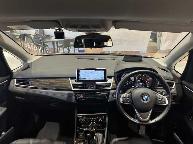ＢＭＷ ２１８ｄ xDriveアクティブツアラー ラグジュアリー 道央・札幌 2022(令4)年 2.6万km ミネラルホワイト メタリックペイント/コンフォートパッケージ/　・オートマチックテールゲート/　・コンフォートアクセス/　・ライトパッケージ/ドライビングアシスト/パーキングサポートパッケージ/　・リヤビューカメラ/　・PDC/　・パーキングアシスト/アドバンスドアクティブセーフティパッケージ/　・ACC/　・ヘッドアップディスプレイ/本革シート/シートヒーター/純正HDDナビ/USB/Bluetooth/電動リアゲート