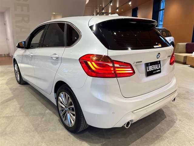 ＢＭＷ ２１８ｄ xDriveアクティブツアラー ラグジュアリー 道央・札幌 2022(令4)年 2.6万km ミネラルホワイト メタリックペイント/コンフォートパッケージ/　・オートマチックテールゲート/　・コンフォートアクセス/　・ライトパッケージ/ドライビングアシスト/パーキングサポートパッケージ/　・リヤビューカメラ/　・PDC/　・パーキングアシスト/アドバンスドアクティブセーフティパッケージ/　・ACC/　・ヘッドアップディスプレイ/本革シート/シートヒーター/純正HDDナビ/USB/Bluetooth/電動リアゲート