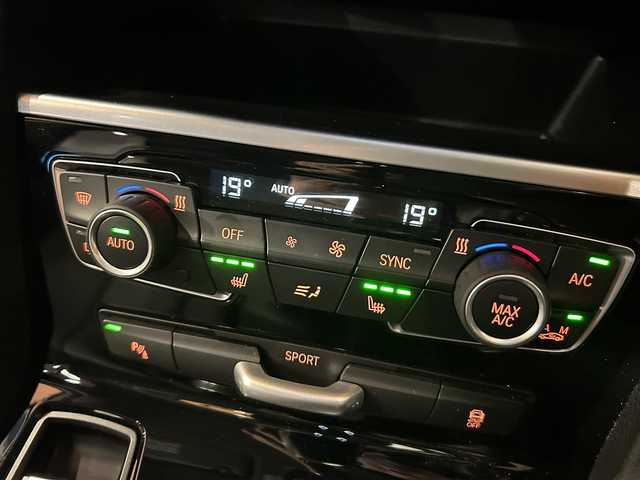 ＢＭＷ ２１８ｄ xDriveアクティブツアラー ラグジュアリー 道央・札幌 2022(令4)年 2.6万km ミネラルホワイト メタリックペイント/コンフォートパッケージ/　・オートマチックテールゲート/　・コンフォートアクセス/　・ライトパッケージ/ドライビングアシスト/パーキングサポートパッケージ/　・リヤビューカメラ/　・PDC/　・パーキングアシスト/アドバンスドアクティブセーフティパッケージ/　・ACC/　・ヘッドアップディスプレイ/本革シート/シートヒーター/純正HDDナビ/USB/Bluetooth/電動リアゲート