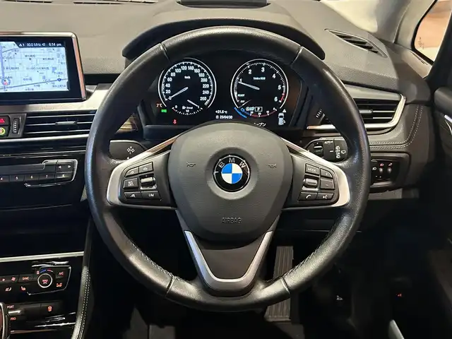 ＢＭＷ ２１８ｄ xDriveアクティブツアラー ラグジュアリー 道央・札幌 2022(令4)年 2.6万km ミネラルホワイト メタリックペイント/コンフォートパッケージ/　・オートマチックテールゲート/　・コンフォートアクセス/　・ライトパッケージ/ドライビングアシスト/パーキングサポートパッケージ/　・リヤビューカメラ/　・PDC/　・パーキングアシスト/アドバンスドアクティブセーフティパッケージ/　・ACC/　・ヘッドアップディスプレイ/本革シート/シートヒーター/純正HDDナビ/USB/Bluetooth/電動リアゲート