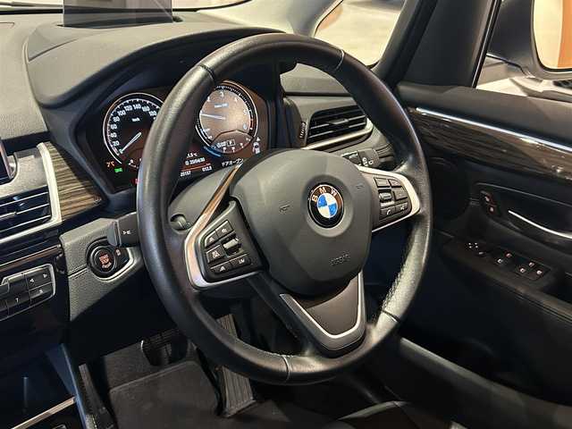 ＢＭＷ ２１８ｄ xDriveアクティブツアラー ラグジュアリー 道央・札幌 2022(令4)年 2.6万km ミネラルホワイト メタリックペイント/コンフォートパッケージ/　・オートマチックテールゲート/　・コンフォートアクセス/　・ライトパッケージ/ドライビングアシスト/パーキングサポートパッケージ/　・リヤビューカメラ/　・PDC/　・パーキングアシスト/アドバンスドアクティブセーフティパッケージ/　・ACC/　・ヘッドアップディスプレイ/本革シート/シートヒーター/純正HDDナビ/USB/Bluetooth/電動リアゲート