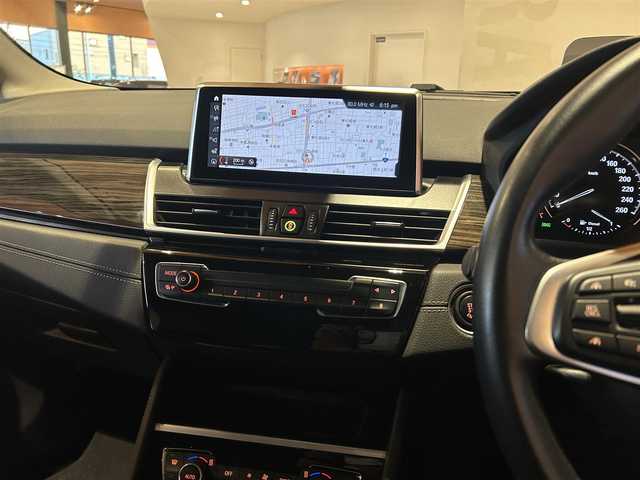 ＢＭＷ ２１８ｄ xDriveアクティブツアラー ラグジュアリー 道央・札幌 2022(令4)年 2.6万km ミネラルホワイト メタリックペイント/コンフォートパッケージ/　・オートマチックテールゲート/　・コンフォートアクセス/　・ライトパッケージ/ドライビングアシスト/パーキングサポートパッケージ/　・リヤビューカメラ/　・PDC/　・パーキングアシスト/アドバンスドアクティブセーフティパッケージ/　・ACC/　・ヘッドアップディスプレイ/本革シート/シートヒーター/純正HDDナビ/USB/Bluetooth/電動リアゲート