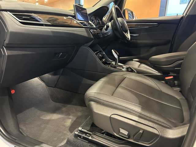 ＢＭＷ ２１８ｄ xDriveアクティブツアラー ラグジュアリー 道央・札幌 2022(令4)年 2.6万km ミネラルホワイト メタリックペイント/コンフォートパッケージ/　・オートマチックテールゲート/　・コンフォートアクセス/　・ライトパッケージ/ドライビングアシスト/パーキングサポートパッケージ/　・リヤビューカメラ/　・PDC/　・パーキングアシスト/アドバンスドアクティブセーフティパッケージ/　・ACC/　・ヘッドアップディスプレイ/本革シート/シートヒーター/純正HDDナビ/USB/Bluetooth/電動リアゲート