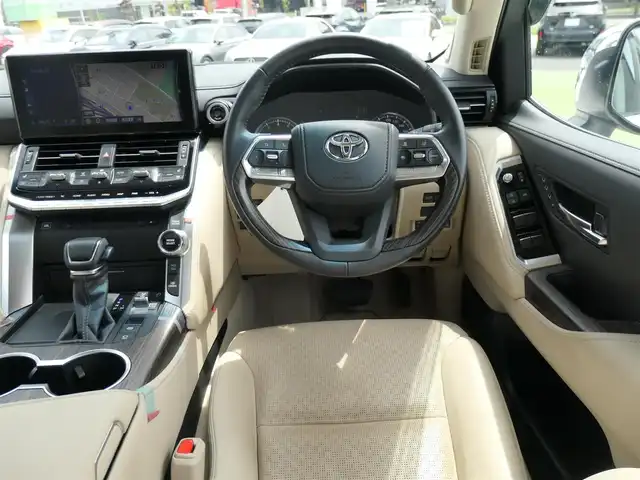 トヨタ ランドクルーザー ZX 千葉県 2023(令5)年 2.6万km プレシャスホワイトパール モデリスタエアロ/リアエンターシステム/メーカーナビ JBLサウンド/地デジTV【DVD/CD再生可　Bluetooth接続/マルチテレインモニター/ブラックルーフレール/寒冷地仕様/クールBOX/Toyota Safety Sense/・プリクラッシュセーフティ/・レーンディパーチャーアラート/・オートマチックハイビーム/・RCTA（リヤクロストラフィックアラート）/ムーンルーフ/レザーシート/前席エアシート/シートヒーター/リア電動リクライニングシート/リバース連動ドアミラー/革巻ステアリング/ステアリングスイッチ/ETC（2.0）/LEDヘッドライト/フォグライト/ウインカーミラー/クリアランスソナー/純正20インチアルミホイル/サイド/カーテン/ニーエアバッグ/スマートキー