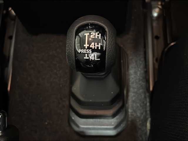 スズキ ジムニー XC 福岡県 2022(令4)年 3.1万km ジャングルグリーン ・社外ナビ/・フルセグTV/・ドアバイザー/・フロアマット/・シートヒーター/・革巻きステアリング/・ステアリングスイッチ/・オートライト/・アイドリングストップ/・スマートキー/・プッシュスタート/・ミラーヒーター