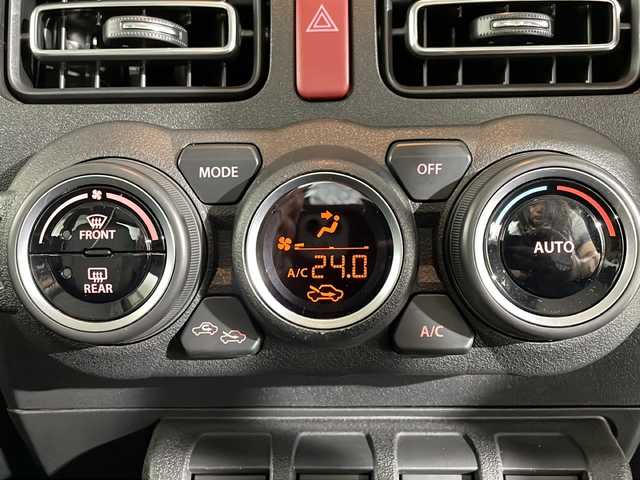 スズキ ジムニー XC 福岡県 2022(令4)年 3.1万km ジャングルグリーン ・社外ナビ/・フルセグTV/・ドアバイザー/・フロアマット/・シートヒーター/・革巻きステアリング/・ステアリングスイッチ/・オートライト/・アイドリングストップ/・スマートキー/・プッシュスタート/・ミラーヒーター