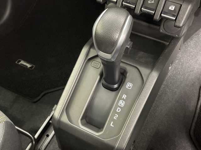 スズキ ジムニー XC 茨城県 2022(令4)年 3.1万km ジャングルグリーン ・社外ナビ/・フルセグTV/・純正16インチアルミホール/・ドアバイザー/・フロアマット/・シートヒーター/・革巻きステアリング/・ステアリングスイッチ/・オートライト/・アイドリングストップ/・スマートキー/・プッシュスタート/・ミラーヒーター