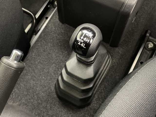 スズキ ジムニー XC 茨城県 2022(令4)年 3.1万km ジャングルグリーン ・社外ナビ/・フルセグTV/・純正16インチアルミホール/・ドアバイザー/・フロアマット/・シートヒーター/・革巻きステアリング/・ステアリングスイッチ/・オートライト/・アイドリングストップ/・スマートキー/・プッシュスタート/・ミラーヒーター