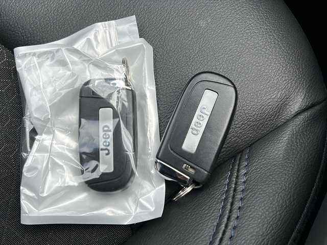 クライスラー・ジープ ジープ コンパス ロンジチュード 佐賀県 2024(令6)年 0.4万km 白Ⅱ 純正ナビ・TV・Bluetooth・USB/2.0ETC/バックカメラ/ドライブレコーダー前後/ハーフレザーシート/アダプティブクルーズコントロール/ブラインドスポット/クリアランスソナー/レーンキープアシスト/後席USB/スマートキー×2個/取説・保証書