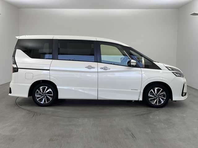 日産 セレナ ハイウェイスター V 兵庫県 2021(令3)年 2.3万km ブリリアントホワイトパール ・純正9インチナビ&TV&CD&DVD&SD&BT/・アラウンドビューモニター/・プロパイロット/・プリクラッシュセーフティ/・レーンキープアシスト/・レーダークルーズコントロール/・クリアランスソナー/・電動パーキングブレーキ/・オートブレーキホールド/・エマージェンシーブレーキ/・ビルトインETC/・デジタルインナーミラー/・ドライブレコーダー/・両側パワースライドドア/・ハンズフリースライドドア/・LEDライト/・純正16インチアルミホイール/・社外革調シートカバー/・スマートキー/・保証書/・取扱説明書
