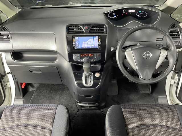 日産 セレナ HWS S HV Vセレ +Sefty 広島県 2015(平27)年 6.4万km ブリリアントホワイトパール 純正SDナビ/CD/DVD/SD/Bluetooth/フルセグTV/バックカメラ/両側パワースライドドア/クルーズコントロール/エマージェンシーブレーキ/車線逸脱警報/LEDヘッドライト/オートライト/フォグランプ/スマートキー/プッシュスタート/ETC/シートバックテーブル/電動格納ミラー/純正フロアマット/純正ドアバイザー/純正アルミホイール