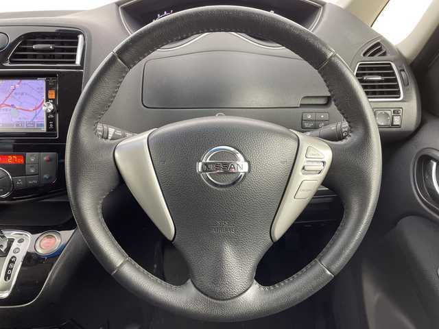 日産 セレナ HWS S HV Vセレ +Sefty 大阪府 2015(平27)年 6.4万km ブリリアントホワイトパール 純正SDナビ/CD/DVD/SD/Bluetooth/フルセグTV/バックカメラ/両側パワースライドドア/クルーズコントロール/エマージェンシーブレーキ/車線逸脱警報/LEDヘッドライト/オートライト/フォグランプ/スマートキー/プッシュスタート/ETC/シートバックテーブル/電動格納ミラー/純正フロアマット/純正ドアバイザー/純正アルミホイール