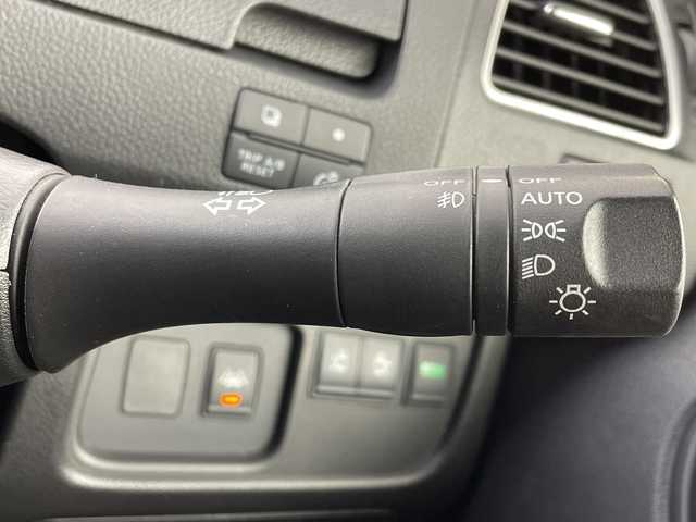 日産 セレナ HWS S HV Vセレ +Sefty 大阪府 2015(平27)年 6.4万km ブリリアントホワイトパール 純正SDナビ/CD/DVD/SD/Bluetooth/フルセグTV/バックカメラ/両側パワースライドドア/クルーズコントロール/エマージェンシーブレーキ/車線逸脱警報/LEDヘッドライト/オートライト/フォグランプ/スマートキー/プッシュスタート/ETC/シートバックテーブル/電動格納ミラー/純正フロアマット/純正ドアバイザー/純正アルミホイール