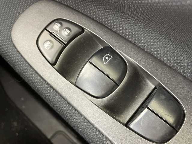 日産 セレナ HWS S HV Vセレ +Sefty 大阪府 2015(平27)年 6.4万km ブリリアントホワイトパール 純正SDナビ/CD/DVD/SD/Bluetooth/フルセグTV/バックカメラ/両側パワースライドドア/クルーズコントロール/エマージェンシーブレーキ/車線逸脱警報/LEDヘッドライト/オートライト/フォグランプ/スマートキー/プッシュスタート/ETC/シートバックテーブル/電動格納ミラー/純正フロアマット/純正ドアバイザー/純正アルミホイール