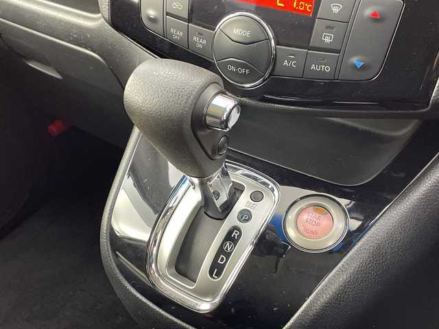 日産 セレナ HWS S HV Vセレ +Sefty 大阪府 2015(平27)年 6.4万km ブリリアントホワイトパール 純正SDナビ/CD/DVD/SD/Bluetooth/フルセグTV/バックカメラ/両側パワースライドドア/クルーズコントロール/エマージェンシーブレーキ/車線逸脱警報/LEDヘッドライト/オートライト/フォグランプ/スマートキー/プッシュスタート/ETC/シートバックテーブル/電動格納ミラー/純正フロアマット/純正ドアバイザー/純正アルミホイール