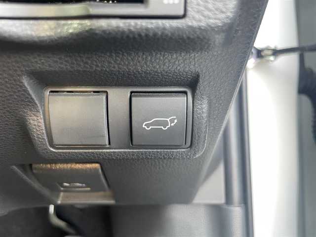 トヨタ カローラ クロス ハイブリッド Z 徳島県 2022(令4)年 5万km プラチナホワイトパールマイカ 〇純正ディスプレイオーディオ/〇フルセグTV/○Bluetooth	/〇バックカメラ	/〇ETC	/〇ワンオーナー/〇プリクラッシュセーフティ	/〇レーントレーシングアシスト/〇レーダークルーズコントロール	/〇オートマチックハイビーム/〇ロードサインアシスト/〇パーキングサポートブレーキ/〇LEDヘッドランプ/〇LEDシーケンシャルターンランプ/〇LEDフロントフォグランプ/〇ルーフレール/〇リアスポイラー	/○オートマチックハイビーム	/〇オートライト				/〇純正18インチアルミ			/〇シートヒーター	/〇パワーシート/〇パワーバックドア	/〇左右独立温度調整オートエアコン	/〇スマートエントリー	/〇スタートシステム