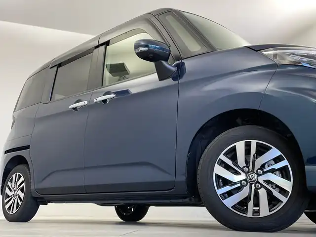 トヨタ ルーミー カスタムG 新潟県 2025(令7)年 0.2万km レーザーブルークリスタルシャイン 純正ディスプレイオーディオ/　フルセTV/Bluetooth/AppleCarPlay/AndroidAuto/衝突被害軽減ブレーキ/レーンキープアシスト/レーダークルーズコントロール/前後コーナーセンサー/全方位モニター/前後ドライブレコーダー/前席シートヒーター/両側パワースライドドア/ビルトインETC2.0/アイドリングストップ/オートマチックハイビーム/LEDヘッドライト/レザー調シートカバー/レザーステアリング/ステアリングスイッチ