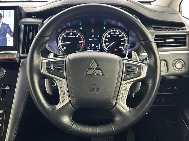 三菱 デリカＤ：５ P 大阪府 2022(令4)年 5.6万km グラファイトグレーメタリック/ブラックマイカ ワンオーナー/純正11インチALPINEナビ/・フルセグTV/・Bluetooth/・CD/DVD/・USB接続/オートステップ/全方位カメラ/パワーバックドア/レーダークルーズコントロール/FCMブレーキアシスト/誤発進抑制装置/両側パワースライドドア/前席シートヒーター/パドルシフト/保証書/取扱説明書/点検記録簿