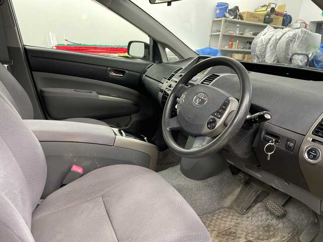 トヨタ プリウス EX 道央・札幌 2010(平22)年 17.4万km ブラック ・純正ナビ（メーカーオプションナビ）　/・CD/HDD/BT/・バックカメラ　/・オートライト　/・ステアリングスイッチ　/・オートライト　/・横滑り防止装置　/・プッシュスタート　/・スマートキー　/・電動格納ミラー　/・純正フロアマット　/？盗難防止装置　/・積込スタッドレス社外AW