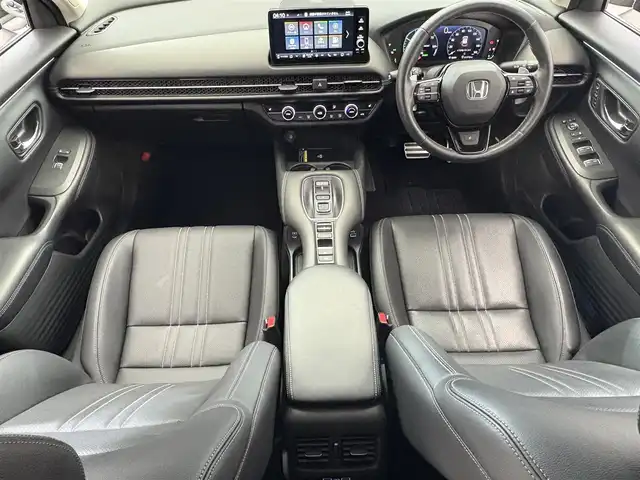 ホンダ ＺＲ－Ｖ ハイブリッド e:HEV Z 滋賀県 2023(令5)年 1.4万km アーバンチタニウムメタリック 純正9インチナビ/【Bluetooth/USB/フルセグTV】/BOSEプレミアムサウンド/ホンダセンシング/・衝突軽減ブレーキ（CMBS）/・先行車発進お知らせ機能/・歩行者事故低減ステアリング/・路外逸脱抑制機能/・標識認識機能/・渋滞追従機能付アダプティブクルーズコントロール/・車線維持支援システム（LKAS）/・トラフィックジャムアシスト（渋滞運転支援機能）/・ブラインドスポットインフォメーション/・誤発進抑制機能/・後方誤発進抑制機能/・近距離衝突軽減ブレーキ/・パーキングセンサーシステム/・後退出庫サポート/・オートハイビーム/・アダプティブドライビングビーム/全方位カメラ/クリアランスソナー/レザーシート/D/Nパワーシート/D/Nシートヒーター/LEDヘッドライト/パワーバックドア/ヒルディセントコントロール/電動パーキングブレーキ/オートブレーキホールド/ビルトインETC2.0