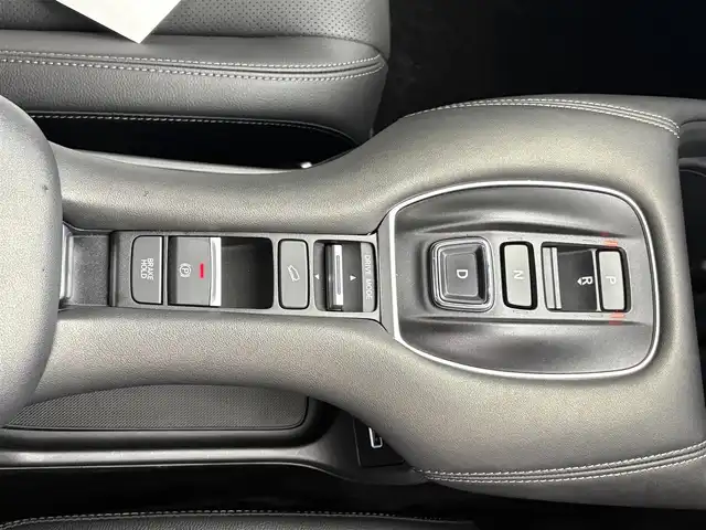 ホンダ ＺＲ－Ｖ ハイブリッド e:HEV Z 滋賀県 2023(令5)年 1.4万km アーバンチタニウムメタリック 純正9インチナビ/【Bluetooth/USB/フルセグTV】/BOSEプレミアムサウンド/ホンダセンシング/・衝突軽減ブレーキ（CMBS）/・先行車発進お知らせ機能/・歩行者事故低減ステアリング/・路外逸脱抑制機能/・標識認識機能/・渋滞追従機能付アダプティブクルーズコントロール/・車線維持支援システム（LKAS）/・トラフィックジャムアシスト（渋滞運転支援機能）/・ブラインドスポットインフォメーション/・誤発進抑制機能/・後方誤発進抑制機能/・近距離衝突軽減ブレーキ/・パーキングセンサーシステム/・後退出庫サポート/・オートハイビーム/・アダプティブドライビングビーム/全方位カメラ/クリアランスソナー/レザーシート/D/Nパワーシート/D/Nシートヒーター/LEDヘッドライト/パワーバックドア/ヒルディセントコントロール/電動パーキングブレーキ/オートブレーキホールド/ビルトインETC2.0
