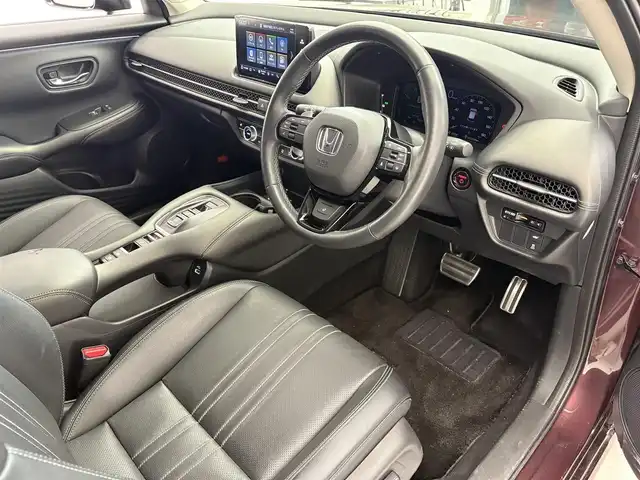ホンダ ＺＲ－Ｖ ハイブリッド e:HEV Z 滋賀県 2023(令5)年 1.4万km アーバンチタニウムメタリック 純正9インチナビ/【Bluetooth/USB/フルセグTV】/BOSEプレミアムサウンド/ホンダセンシング/・衝突軽減ブレーキ（CMBS）/・先行車発進お知らせ機能/・歩行者事故低減ステアリング/・路外逸脱抑制機能/・標識認識機能/・渋滞追従機能付アダプティブクルーズコントロール/・車線維持支援システム（LKAS）/・トラフィックジャムアシスト（渋滞運転支援機能）/・ブラインドスポットインフォメーション/・誤発進抑制機能/・後方誤発進抑制機能/・近距離衝突軽減ブレーキ/・パーキングセンサーシステム/・後退出庫サポート/・オートハイビーム/・アダプティブドライビングビーム/全方位カメラ/クリアランスソナー/レザーシート/D/Nパワーシート/D/Nシートヒーター/LEDヘッドライト/パワーバックドア/ヒルディセントコントロール/電動パーキングブレーキ/オートブレーキホールド/ビルトインETC2.0