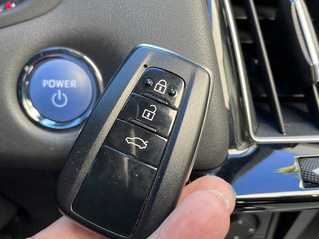 トヨタ クラウン ハイブリッド RS アドバンス 滋賀県 2018(平30)年 3.2万km プレシャスシルバー メーカーナビ/　【AM・FM/USB/Bluetooth/AUX/TV】/バックカメラ/黒レザーシート/シートヒーター＆ベンチレーション/追従式クルーズコントロール/横滑り防止システム/ブラインドスポットモニター/衝突軽減防止システム/ロードサインアシスト/パーキングサポート/コーナーセンサー/パドルシフト/ステアリングヒーター/プッシュスタート/ドライブレコーダー/ETC2.0