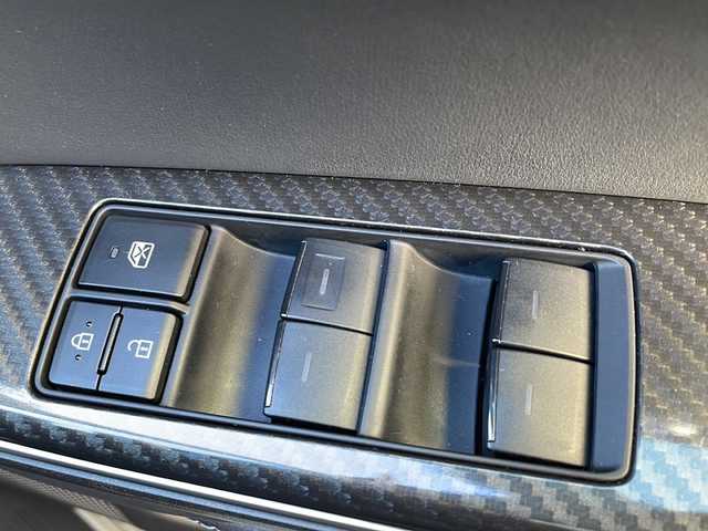 トヨタ クラウン ハイブリッド RS アドバンス 滋賀県 2018(平30)年 3.2万km プレシャスシルバー メーカーナビ/　【AM・FM/USB/Bluetooth/AUX/TV】/バックカメラ/黒レザーシート/シートヒーター＆ベンチレーション/追従式クルーズコントロール/横滑り防止システム/ブラインドスポットモニター/衝突軽減防止システム/ロードサインアシスト/パーキングサポート/コーナーセンサー/パドルシフト/ステアリングヒーター/プッシュスタート/ドライブレコーダー/ETC2.0